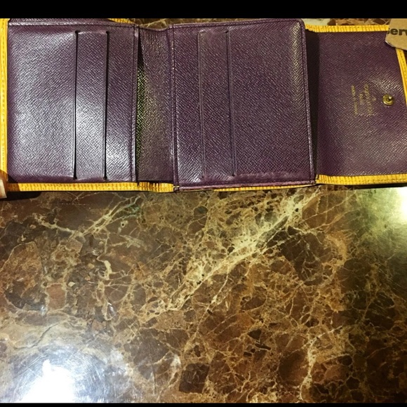 Auth Louis Vuitton Epi Wallet - Picture 5 of 12